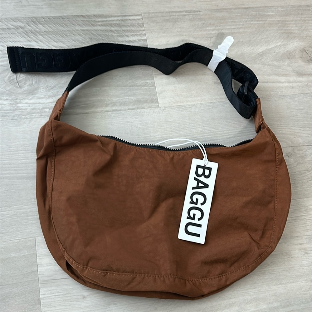 Baggu medium nylon crescent bag NWT (37.5 strap)